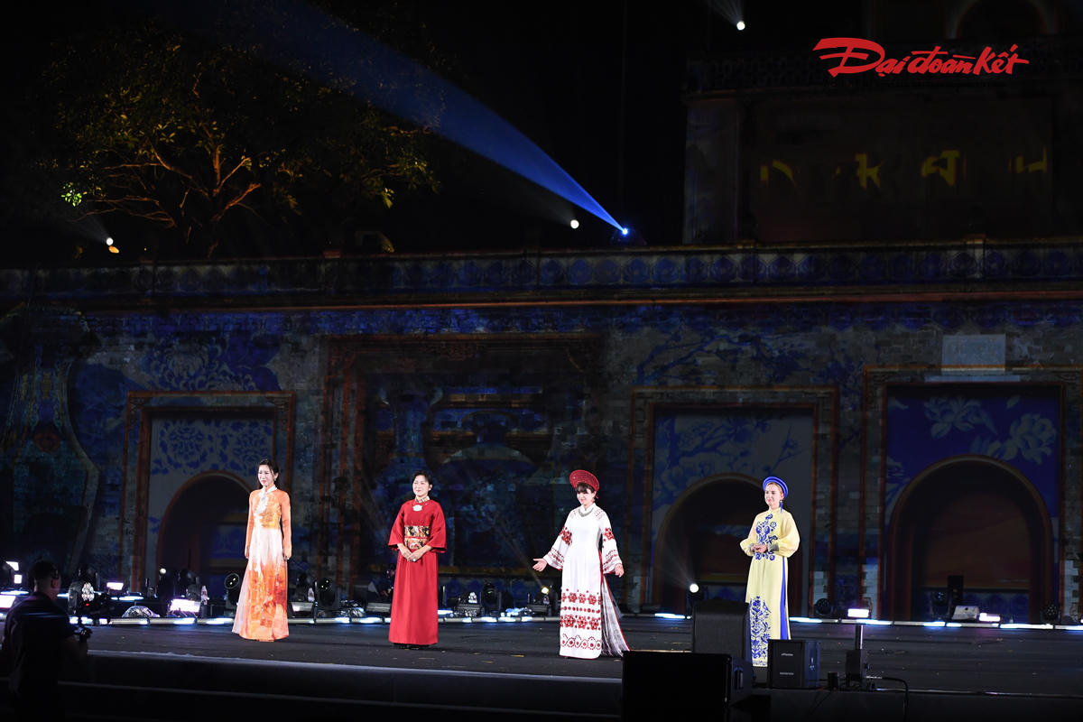 Phần trình diễn đặc biệt của bốn phu nhân Đại sứ quán. Mỗi phu nhân mang đến một vẻ đệp văn hóa đặc trưng của đất nước mình, thể hiện qua trang phục truyền thống và thông điệp giao lưu quốc tế. Ảnh: Phạm Sỹ.