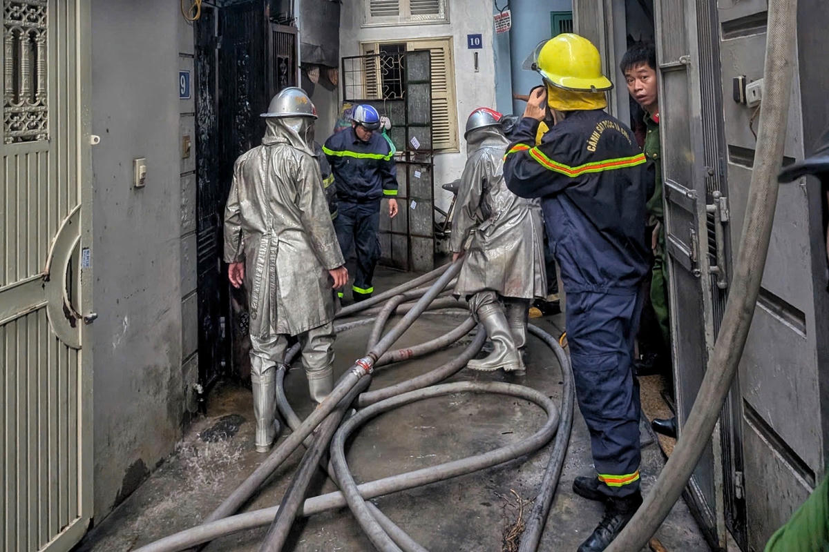 Ngôi nhà nằm trong ngõ sâu, cách đường giao thông chính khoảng 300 m gây khó khăn trong việc triển khai chữa cháy và cứu nạn, cứu hộ.