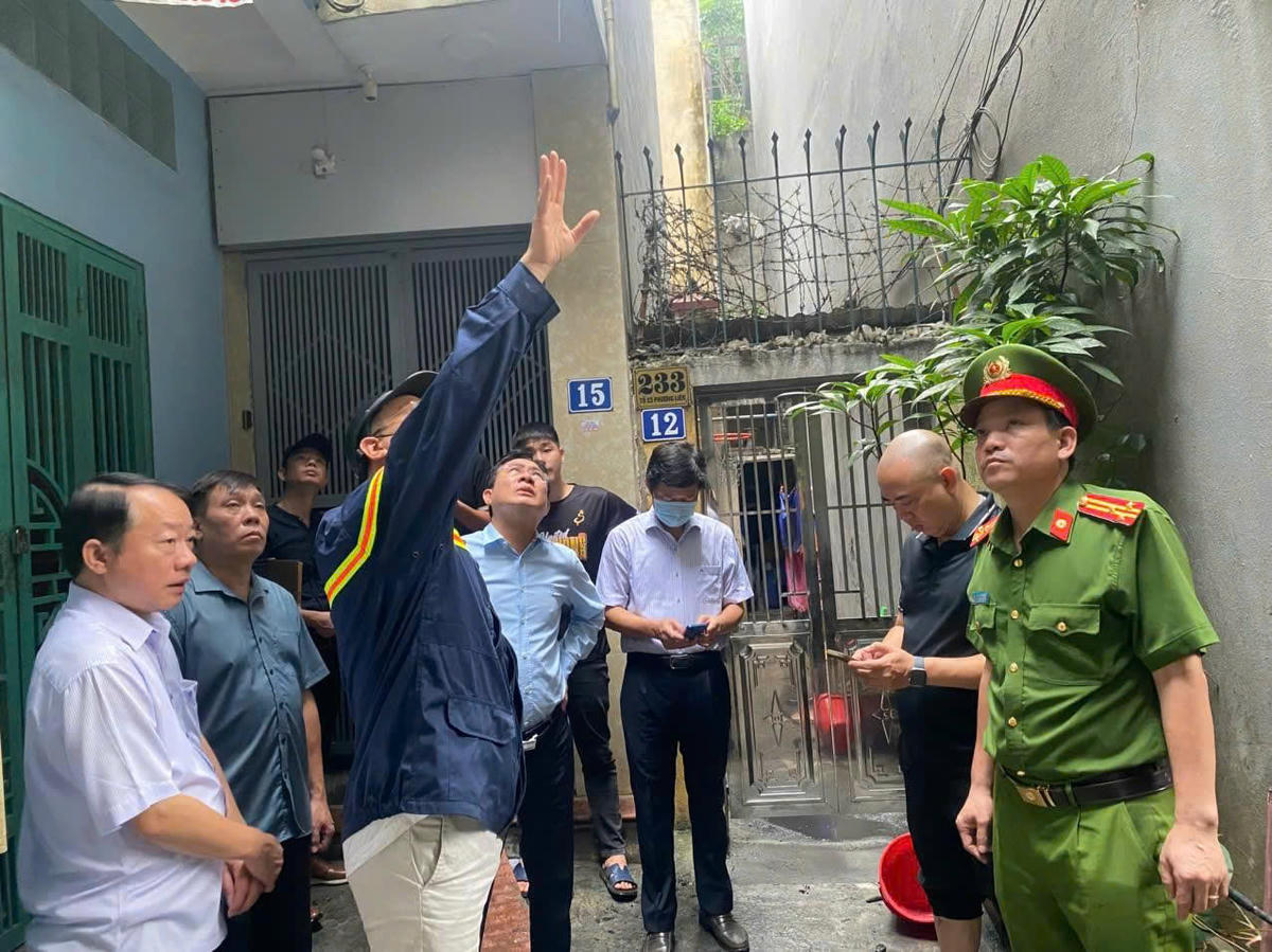 Trung tướng Nguyễn Tuấn Anh - Cục Trưởng Cục Cảnh sát PCCC&CNCH trực tiếp chỉ đạo công tác chữa cháy và cứu nạn, cứu hộ tại hiện trường..