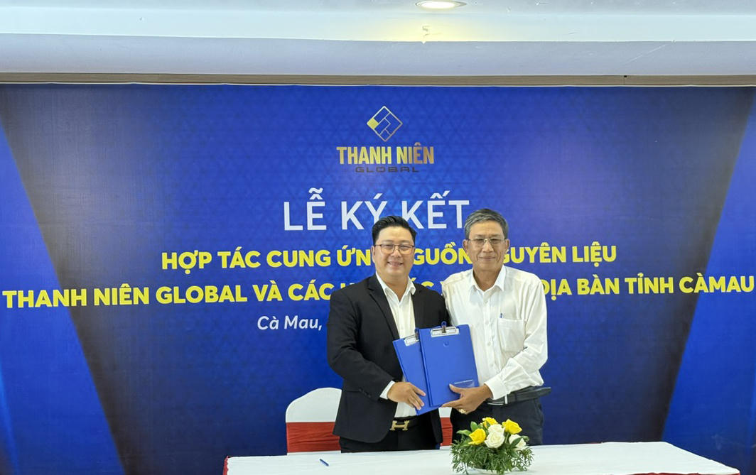 Ông Nguyễn Văn Phú - Phó Chủ tịch HĐQT Thanh Niên Global áo đen ký kết hợp tác với đại diện HTX sản xuất Cua địa bàn tỉnh Cà Mau. Ảnh Trung Kiên. 