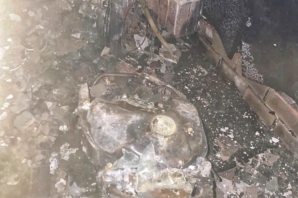 Hình ảnh chiếc xe máy bị cháy trơ khung.