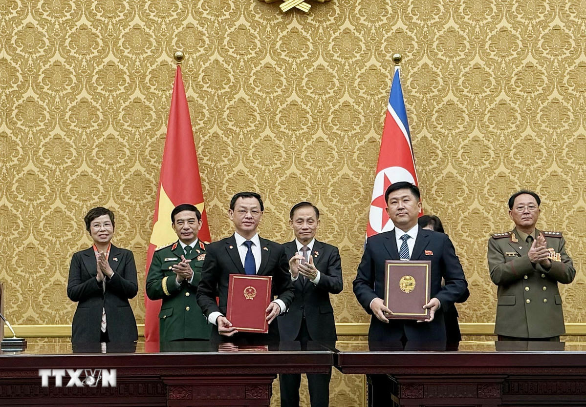 Lễ ký Bản ghi nhớ hợp tác trong lĩnh vực y tế và khoa học y học giữa Bộ Y tế Việt Nam và Bộ Y tế công cộng Triều Tiên. (Ảnh: Hồng Điệp /TTXVN)