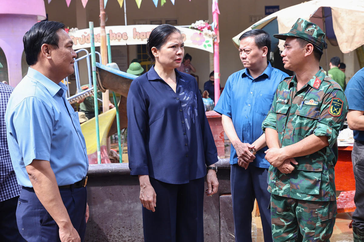 Phó Chủ tịch UBTƯ MTTQ Việt Nam Hà Thị Nga thăm hỏi, động viên lực lượng làm nhiệm vụ hỗ trợ người dân. Ảnh: Quang Vinh.