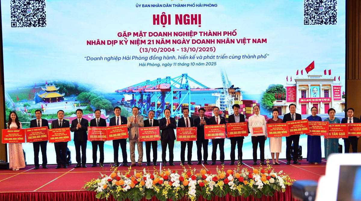 Lãnh đạo TP Hải Phòng tiếp nhận ủng hộ của các doanh nghiệp ủng hộ đồng bào bị ảnh hưởng bởi bão, lũ. Ảnh: ĐT. 