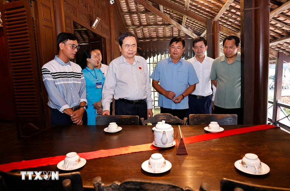 Chủ tịch Quốc hội Trần Thanh Mẫn tham quan Nhà lưu niệm thời niên thiếu của Chủ tịch Tôn Đức Thắng. (Ảnh: Doãn Tấn/TTXVN)