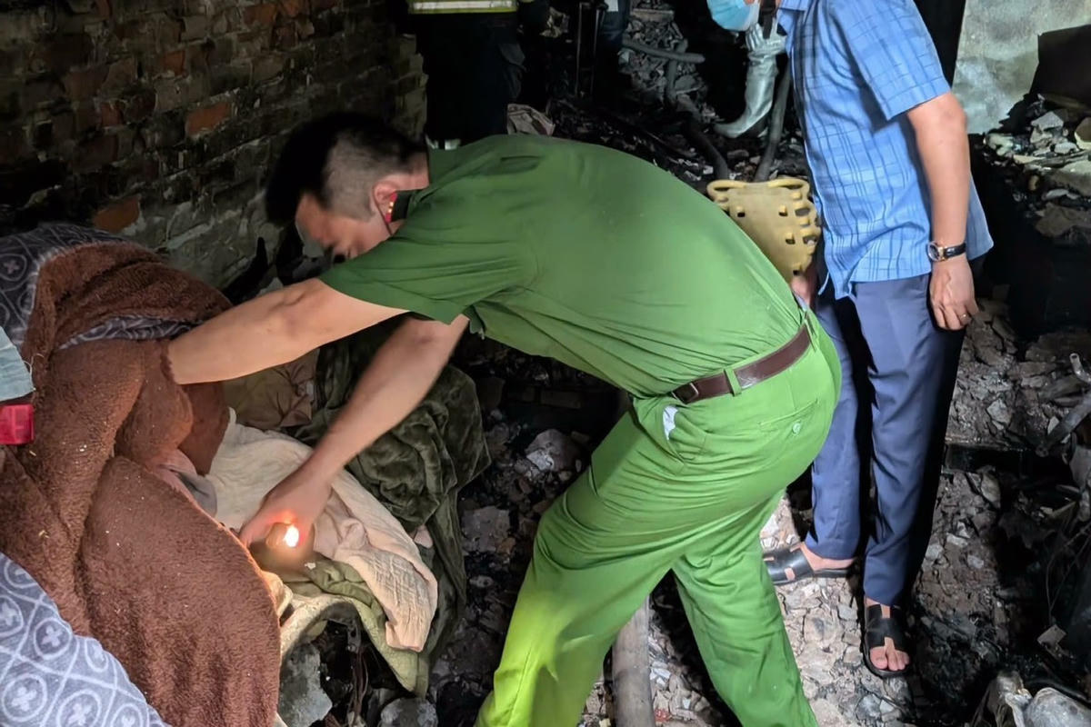 Lực lượng chức năng tiến hành khám nghiệm hiện trường. Ảnh: Lê Khánh.