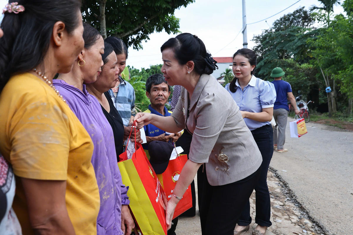 Bà Nguyễn Thị Hà, Ủy viên Ban thường vụ Tỉnh uỷ, Chủ tịch Ủy ban MTTQ tỉnh Bắc Ninh trao quà hỗ trợ người dân xã Kép, động viên bà con sớm vượt qua khó khăn, ổn định cuộc sống. Ảnh: Quang Vinh