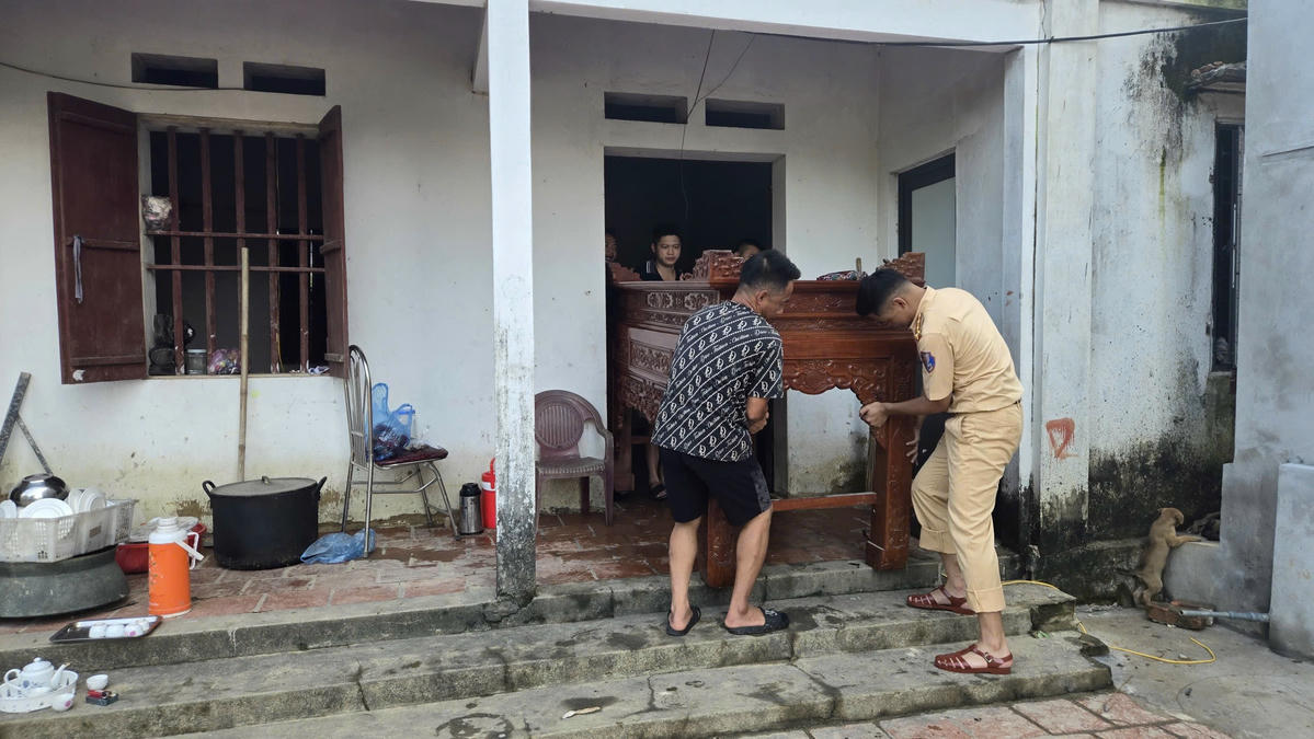 Lực lượng chức năng cũng hỗ trợ người dân lau dọn nhà cửa, khắc phục hậu quả do nước ngập gây ra..