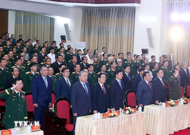 Tổng Bí thư Tô Lâm và các đại biểu thực hiện nghi lễ chào cờ. (Ảnh: Thống Nhất/TTXVN).