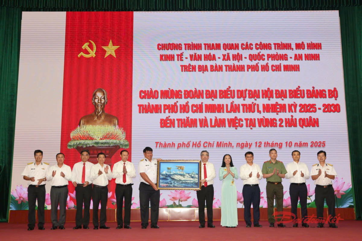 Thủ trưởng Vùng 2 Hải quân tặng quà cho Đoàn đại biểu TP Hồ Chí Minh.&nbsp;Ảnh: Văn Đường - Như Thành.