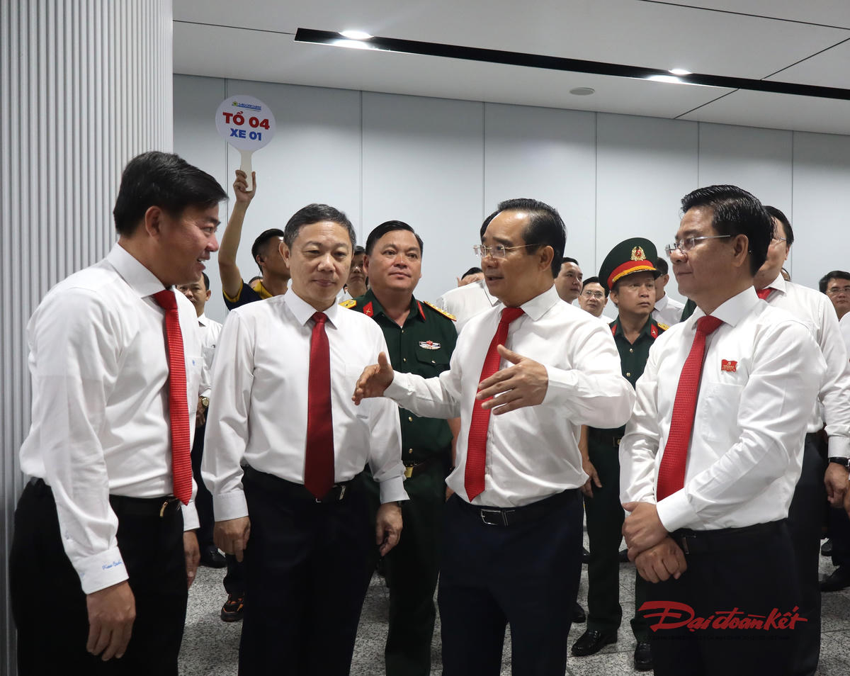 Chủ tịch UBND TP Hồ Chí Minh Nguyễn Văn Được tham quan Metro số 1, trao đổi cùng thành viên đoàn. Ảnh: Hồng Phúc.