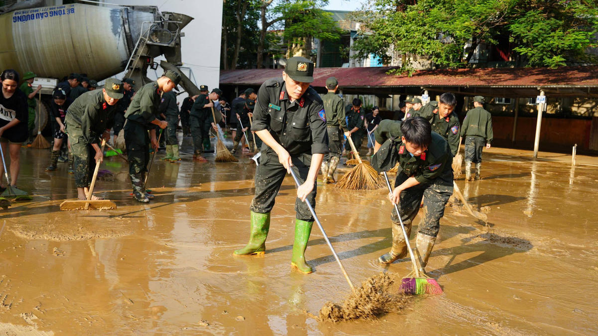 Lực lượng chức năng tích cực giúp người dân dọn dẹp sau mưa lũ. Ảnh: Công an tỉnh Lào Cai.