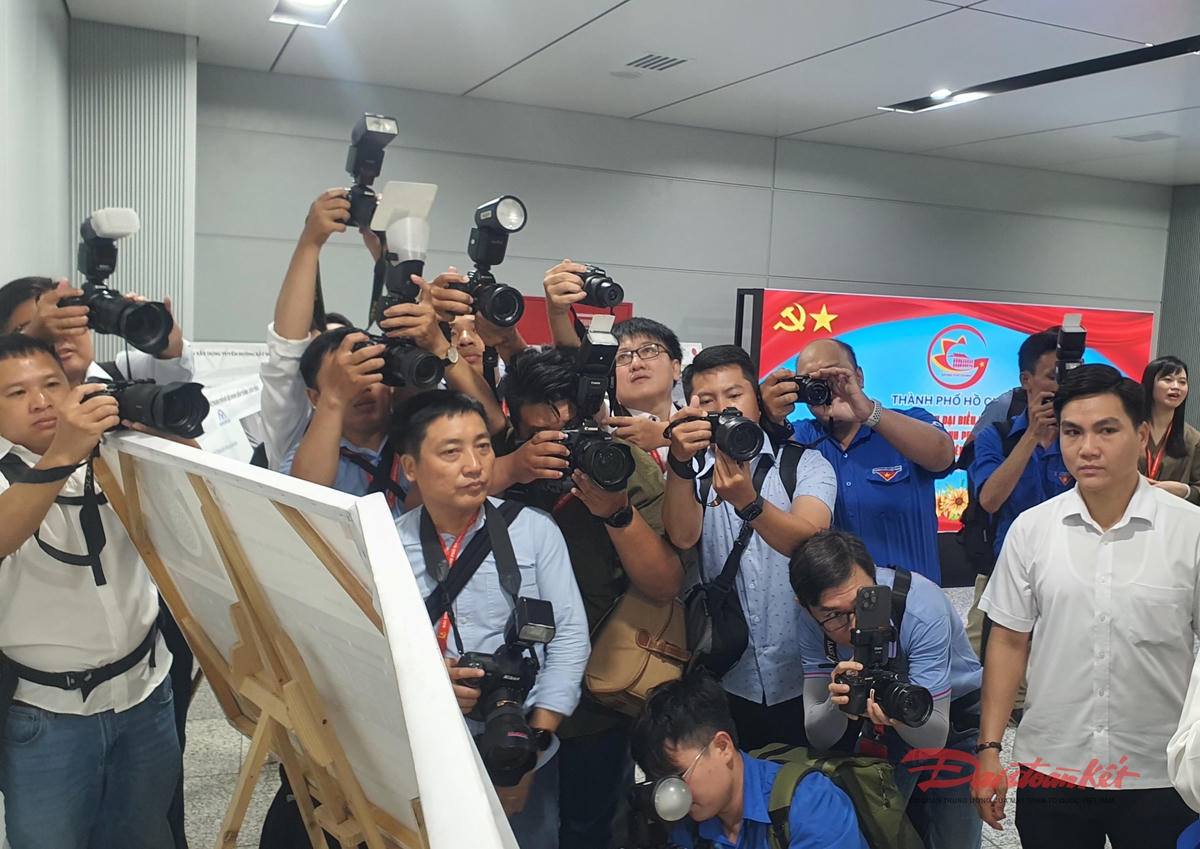 Đại diện nhiều cơ quan báo chí trung ương và TP Hồ Chí Minh tham gia tác nghiệp hoạt động trước thềm Đại hội Đảng bộ thành phố lần I. Ảnh: Hồng Phúc.