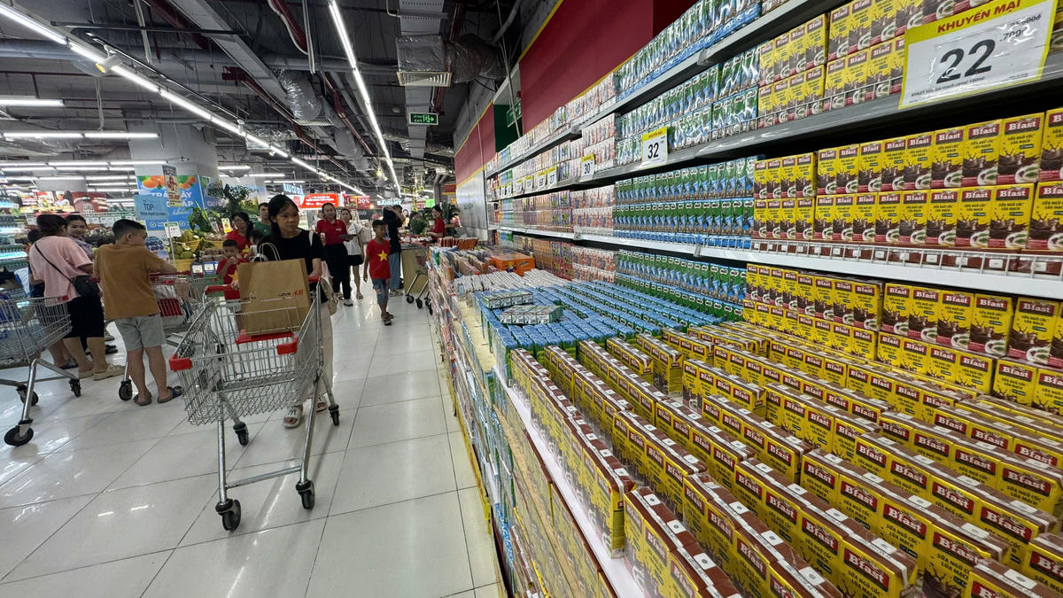 Kích cầu phải song hành với nâng sức cạnh tranh hàng Việt, đặc biệt ở các lĩnh vực tiêu dùng mới nổi. Ảnh: Lê Minh.