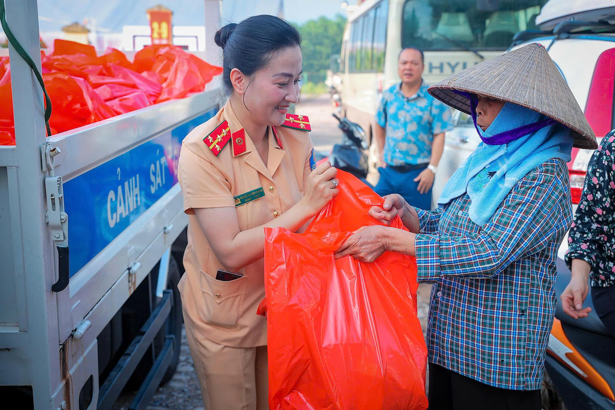 Người dân phấn khởi nhận quà từ các chiến sĩ CSGT.