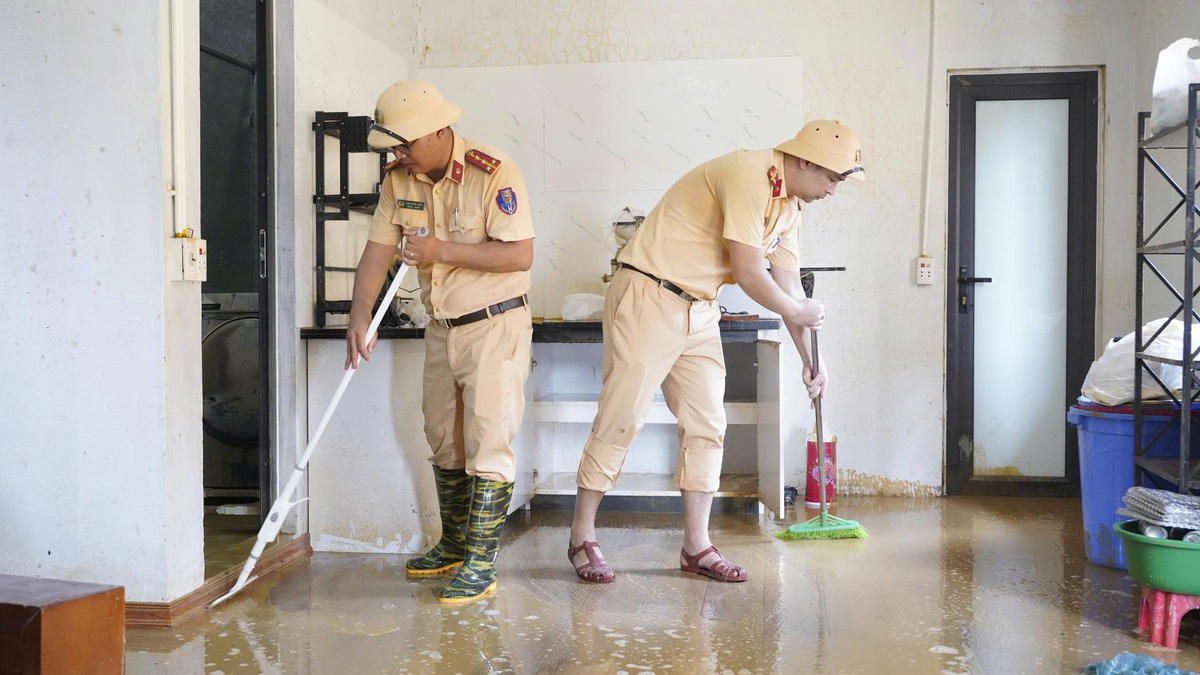 Các lực lượng Công an TP Hà Nội xuống địa bàn hỗ trợ người dân dọn dẹp sau khi nước lũ rút.