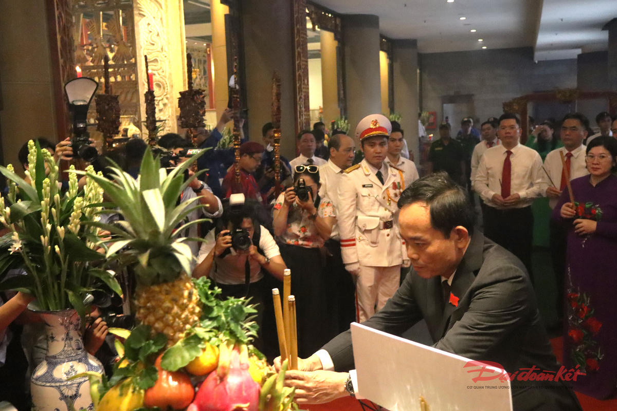 Ông Trần Lưu Quang - Bí thư Trung ương Đảng, Bí thư Thành ủy TP Hồ Chí Minh dâng hương tưởng nhớ các Vua Hùng. Ảnh: Hồng Phúc.