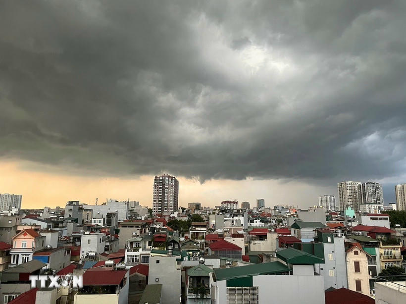 Mây đen phủ kín bầu trời trước một cơn dông ở Hà Nội. (Ảnh: An Đăng/TTXVN).