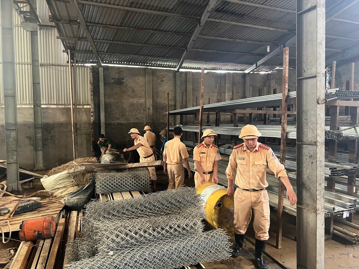 Sau khi nước rút, CSGT Hà Nội đã huy động lực lượng, phương tiện tăng cường đến các địa bàn bị ảnh hưởng, hỗ trợ dọn dẹp nhà cửa, đồ đạc.