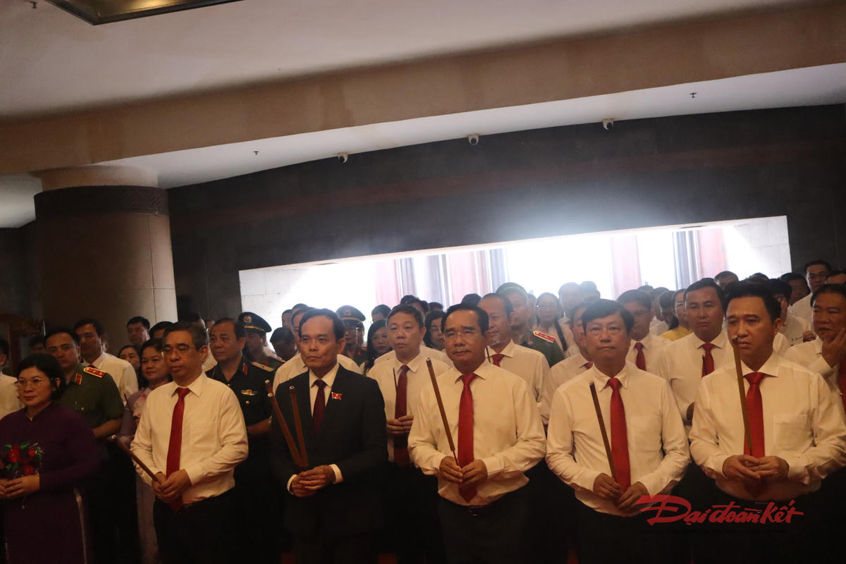 Đoàn lãnh đạo TP Hồ Chí Minh dâng hương tưởng nhớ các Vua Hùng tại Đền tưởng niệm các Vua Hùng  thuộc Công viên Lịch sử - Văn hóa Dân tộc. Ảnh: Hồng Phúc.
