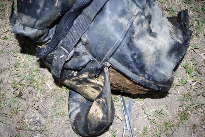 Trên lưng tử thi có đeo ba lô chứa tảng đá nặng khoảng 20 kg. Ảnh: Công an cung cấp.