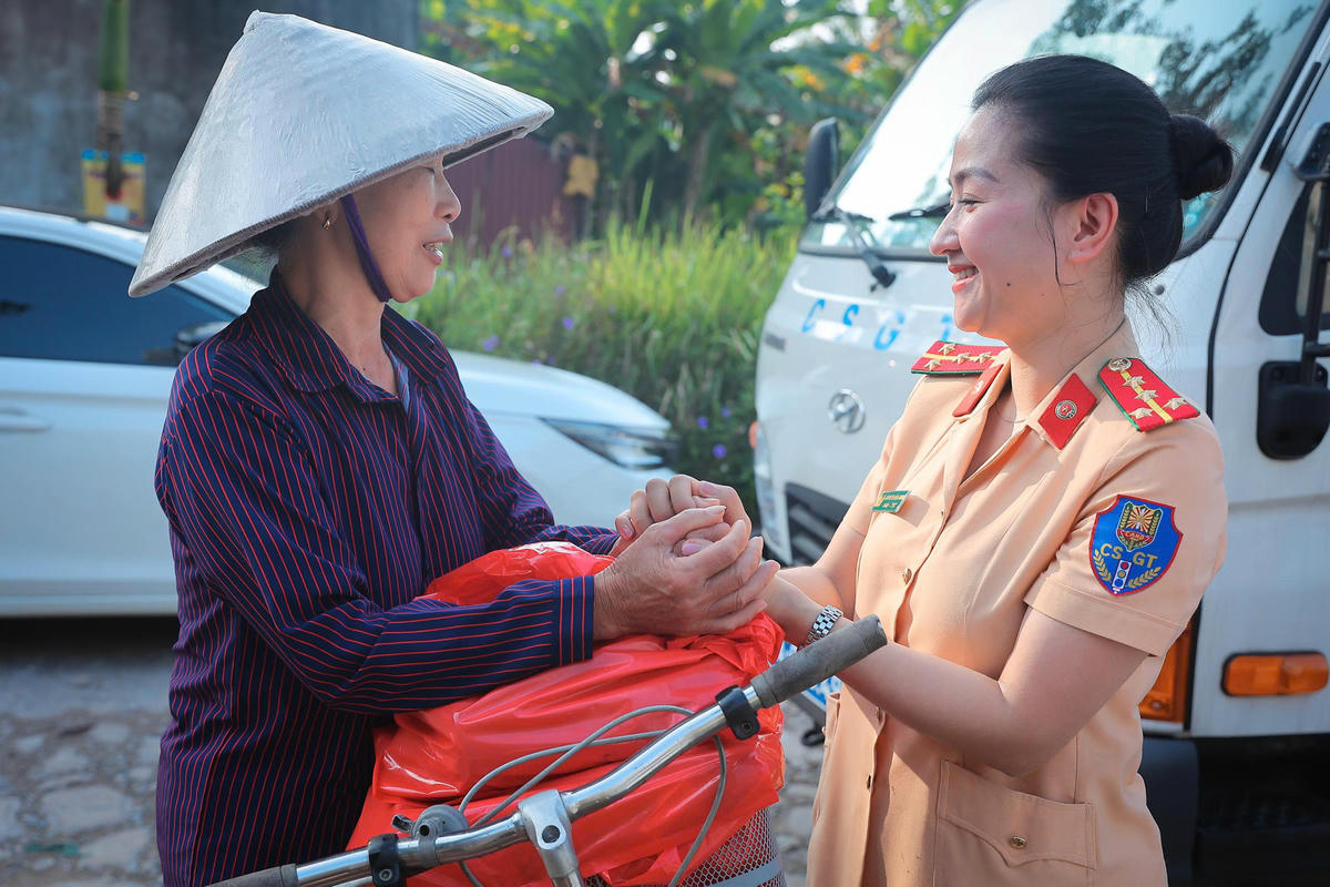 Những cái bắt tay, an ủi động viên người dân bị ngập cố gắng để ổn định cuộc sống.