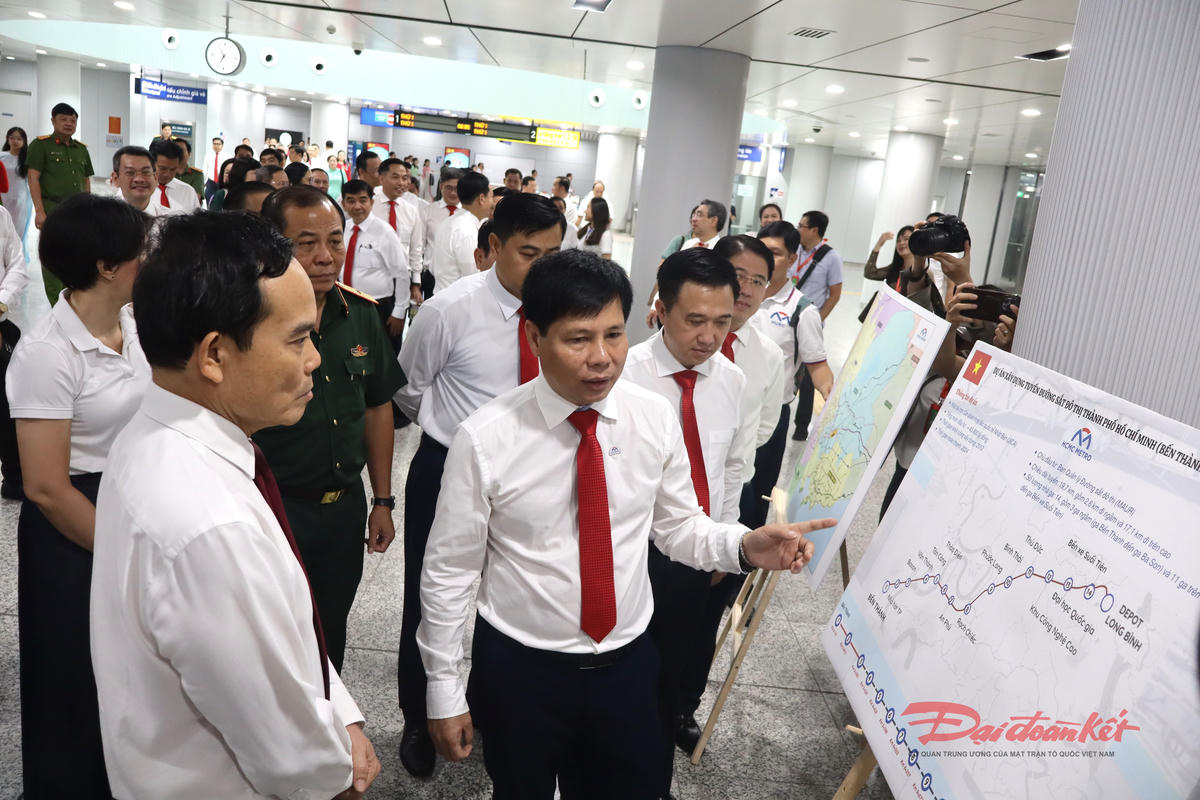 Bí thư Thành ủy TP Hồ Chí Minh Trần Lưu Quang tham quan, tìm hiểu Hệ thống thông tin hành trình Metro số 1 tại Ga Bến Thành. Ảnh: Hồng Phúc.