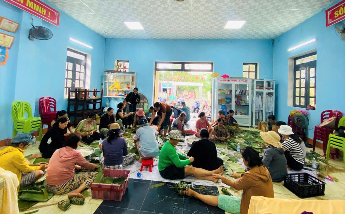 Một góc người dân xã Thu Bồn cùng nhau nấu bánh, làm thịt gửi tặng đồng bào miền Bắc. Ảnh: Chí Đại.