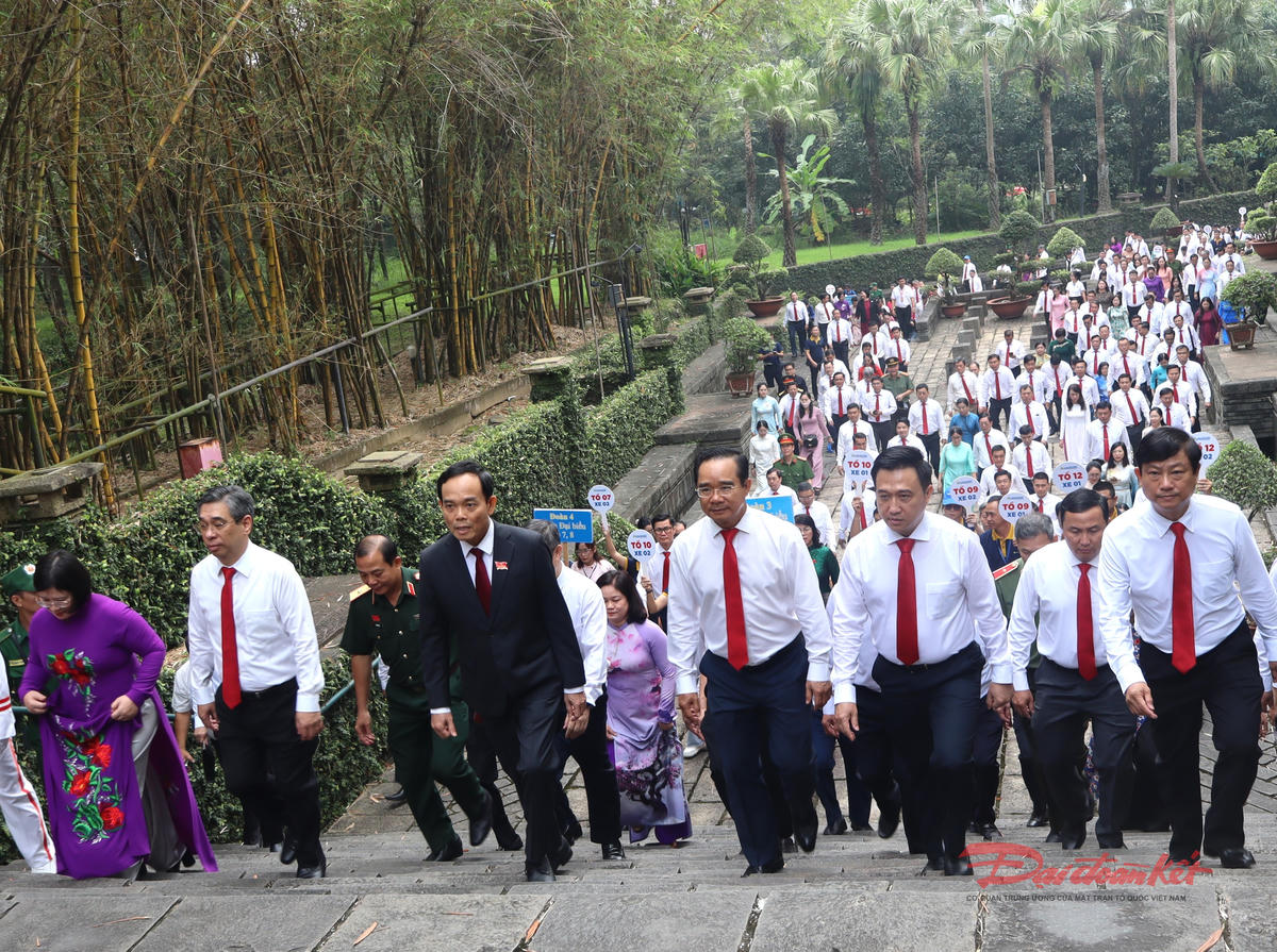 Bí thư Thành ủy TP Hồ Chí Minh Trần Lưu Quang đến dâng hương tại Đền tưởng niệm các Vua Hùng. Ảnh: Hồng Phúc.