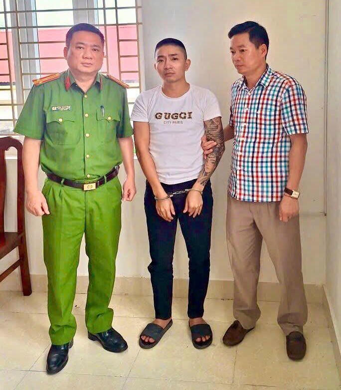 Đối tượng Lê Hoài Nam ra đầu thú. Ảnh: CAT Tuyên Quang.