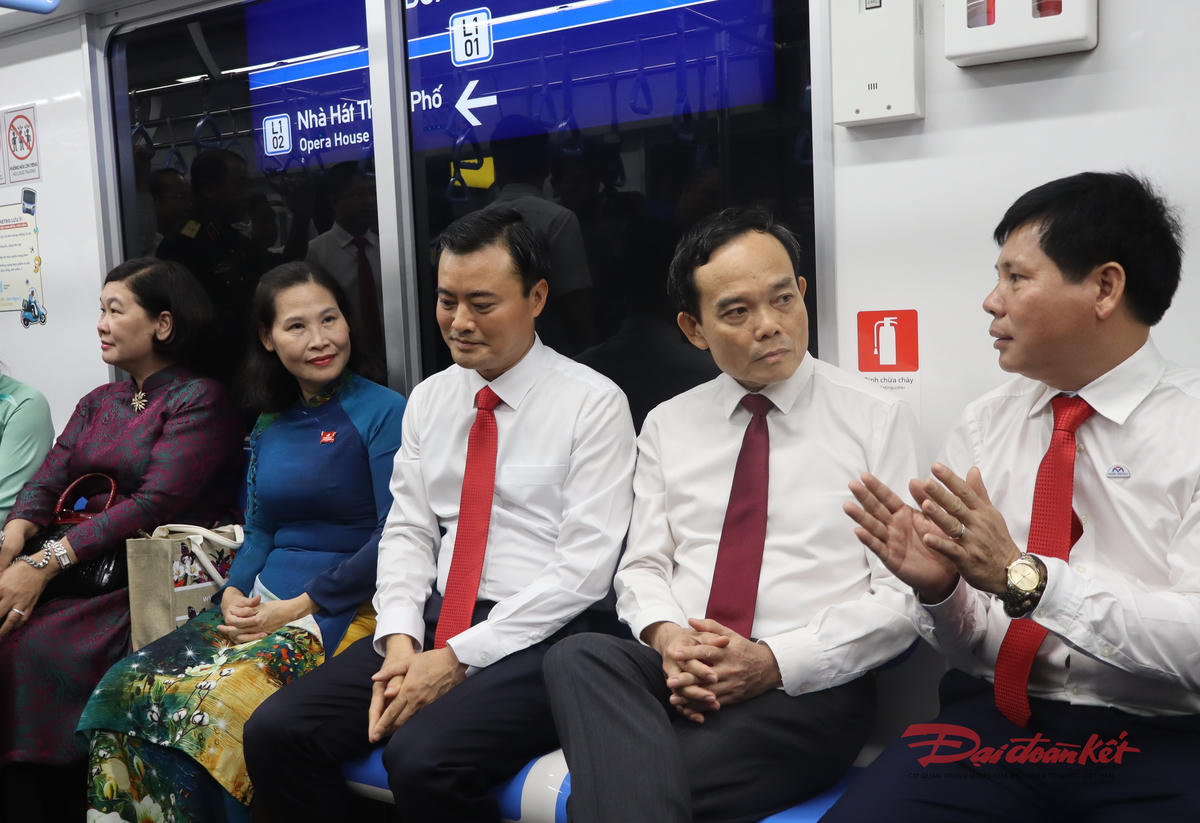 Ông Trần Lưu Quang - Bí thư Trung ương Đảng, Bí thư Thành ủy TP Hồ Chí Minh tham quan, trải nghiệm tuyến Metro số 1. Ảnh: Hồng Phúc.