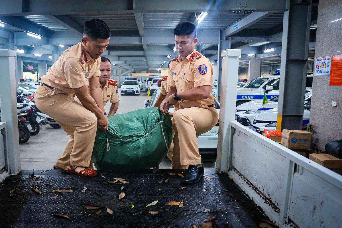 Theo ghi nhận của PV Báo Đại đoàn kết, sáng 12/10, Phòng CSGT Hà Nội đã huy động đoàn viên thanh niên, hội viên phụ nữ phối hợp chính quyền địa phương tổ chức cứu trợ, hỗ trợ người dân các xã Thư Lâm, Đa Phúc, Trung Giã dọn dẹp nhà cửa.
