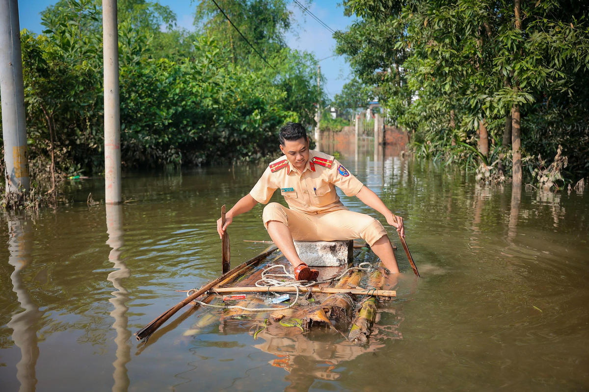Đại diện Phòng CSGT Hà Nội cho biết: "Từ ngày 8/10 đến nay, CSGT phối hợp cùng công an các xã và lực lượng quân đội ở cơ sở đã tổ chức di dời an toàn hàng trăm hộ dân với hàng nghìn nhân khẩu tại các xã Trung Giã, Đa Phúc, Thư Lâm".