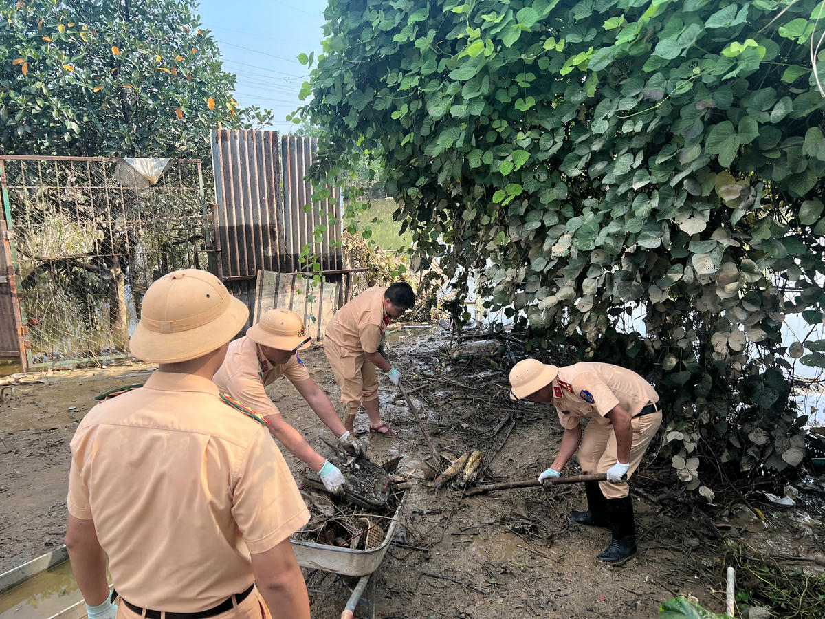 Sau khi nước rút, bùn đất, rác thải tràn ngập, lực lượng chức năng hỗ trợ dọn dẹp.