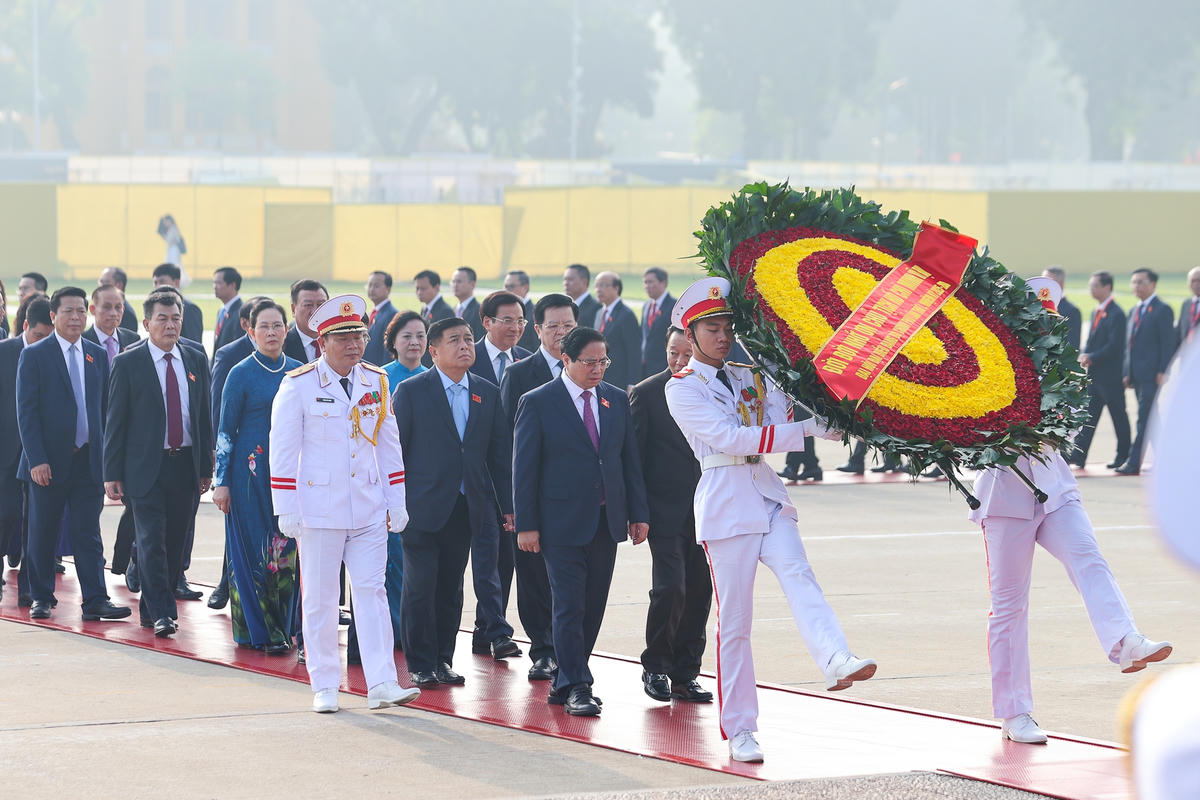 Thủ tướng Chính phủ Phạm Minh Chính và Đoàn đại biểu dự Đại hội Đảng bộ Chính phủ lần thứ nhất, nhiệm kỳ 2025-2030 vào Lăng viếng Chủ tịch Hồ Chí Minh. Ảnh: Nhật Bắc