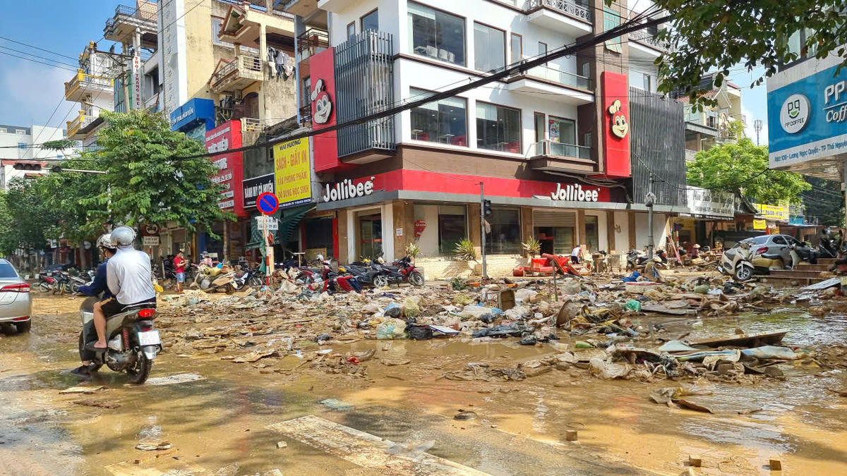 Đường Lương Ngọc Quyến sau khi bão số 11 rút đi. ảnh: Toán Nguyễn.