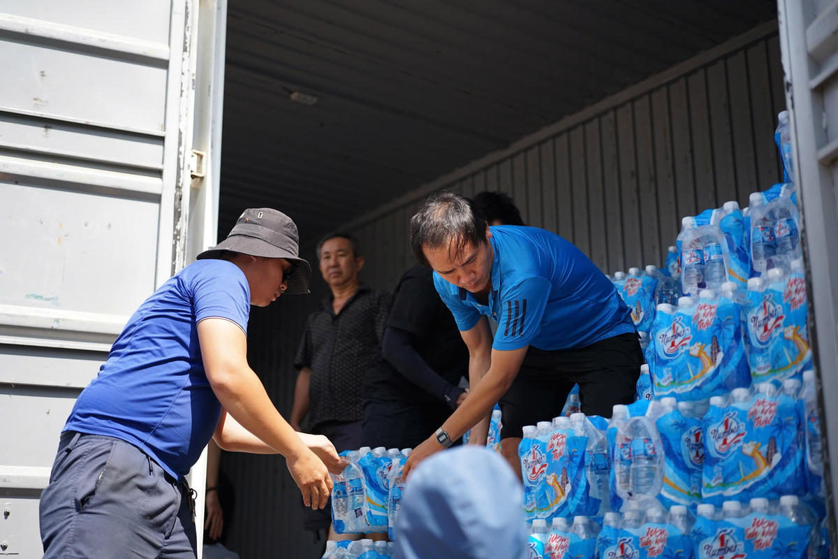Hàng chúc tấn hàng cứu trợ từ Đà Nẵng lên đường đến với vùng rốn lũ Bắc Ninh. Ảnh: Chí Đại.