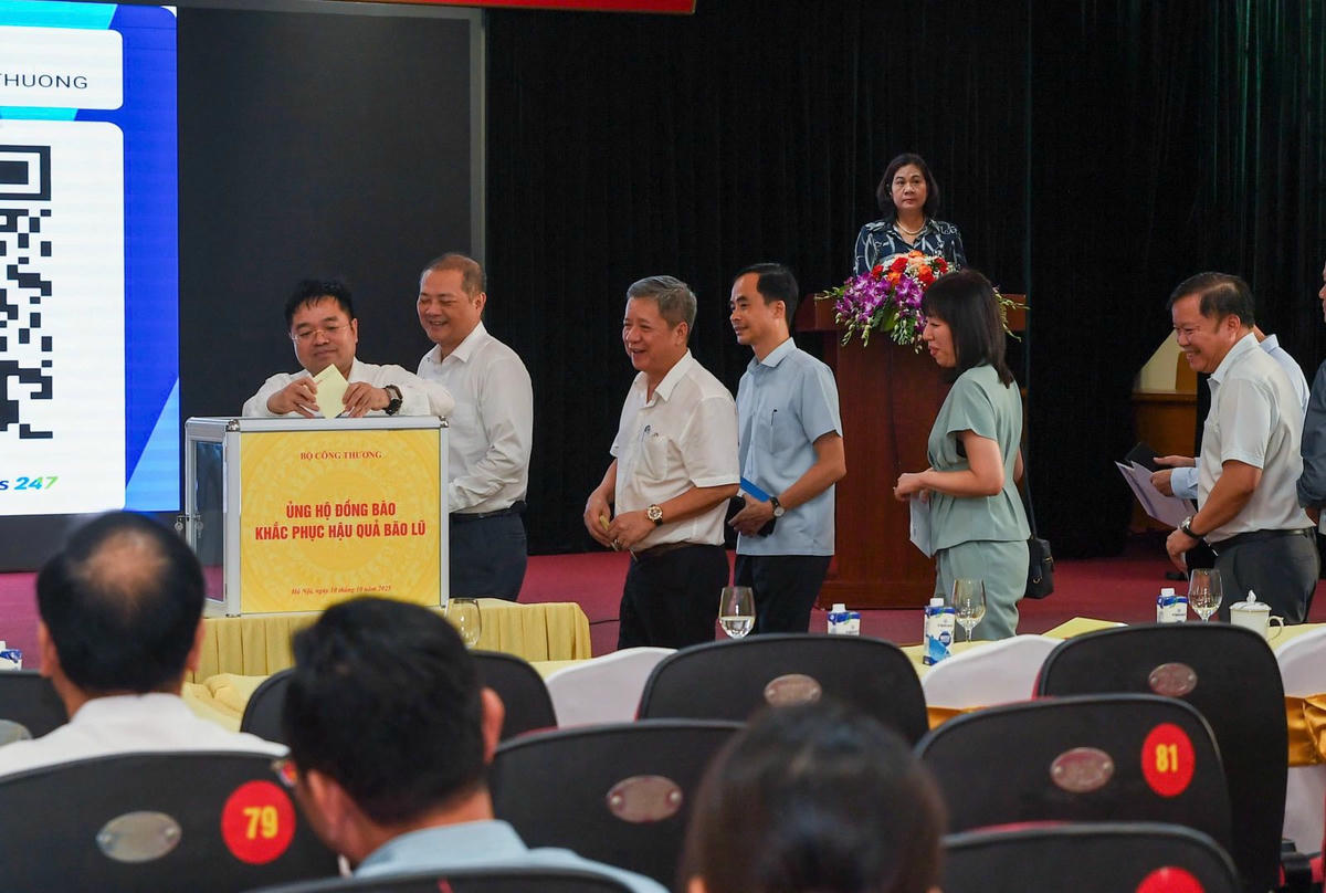 Cán bộ, công chức, người lao động trong Bộ Công Thương quyên góp một ngày lương ủng hộ đồng bào khắc phục hậu quả bão lũ