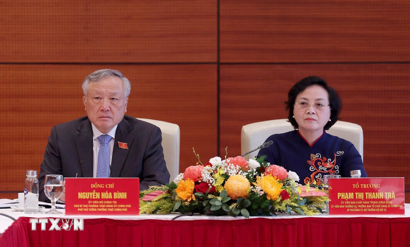 Đồng chí Nguyễn Hòa Bình, Ủy viên Bộ Chính trị, Phó Bí thư thường trực Đảng ủy Chính phủ, Phó Thủ tướng thường trực Chính phủ và đồng chí Phạm Thị Thanh Trà, Ủy viên Trung ương Đảng, Ủy viên Ban Thường vụ Đảng ủy Chính phủ, Bộ trưởng Bộ Nội vụ thảo luận tại tổ. (Ảnh: Dương Giang/TTXVN)