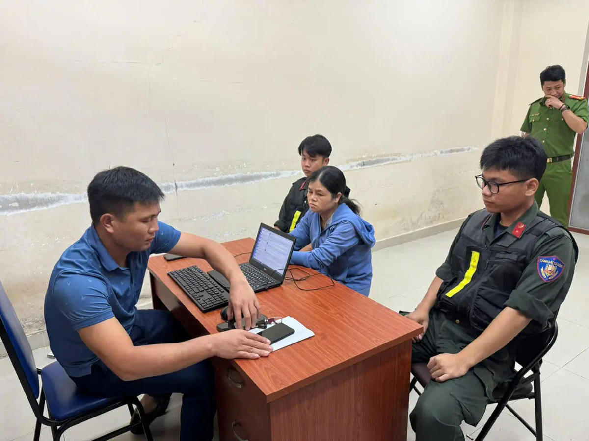 Cơ quan điều tra làm việc với đối tượng&nbsp;Nguyễn Thị Hoa Hường. Ảnh: CAT Sơn La.