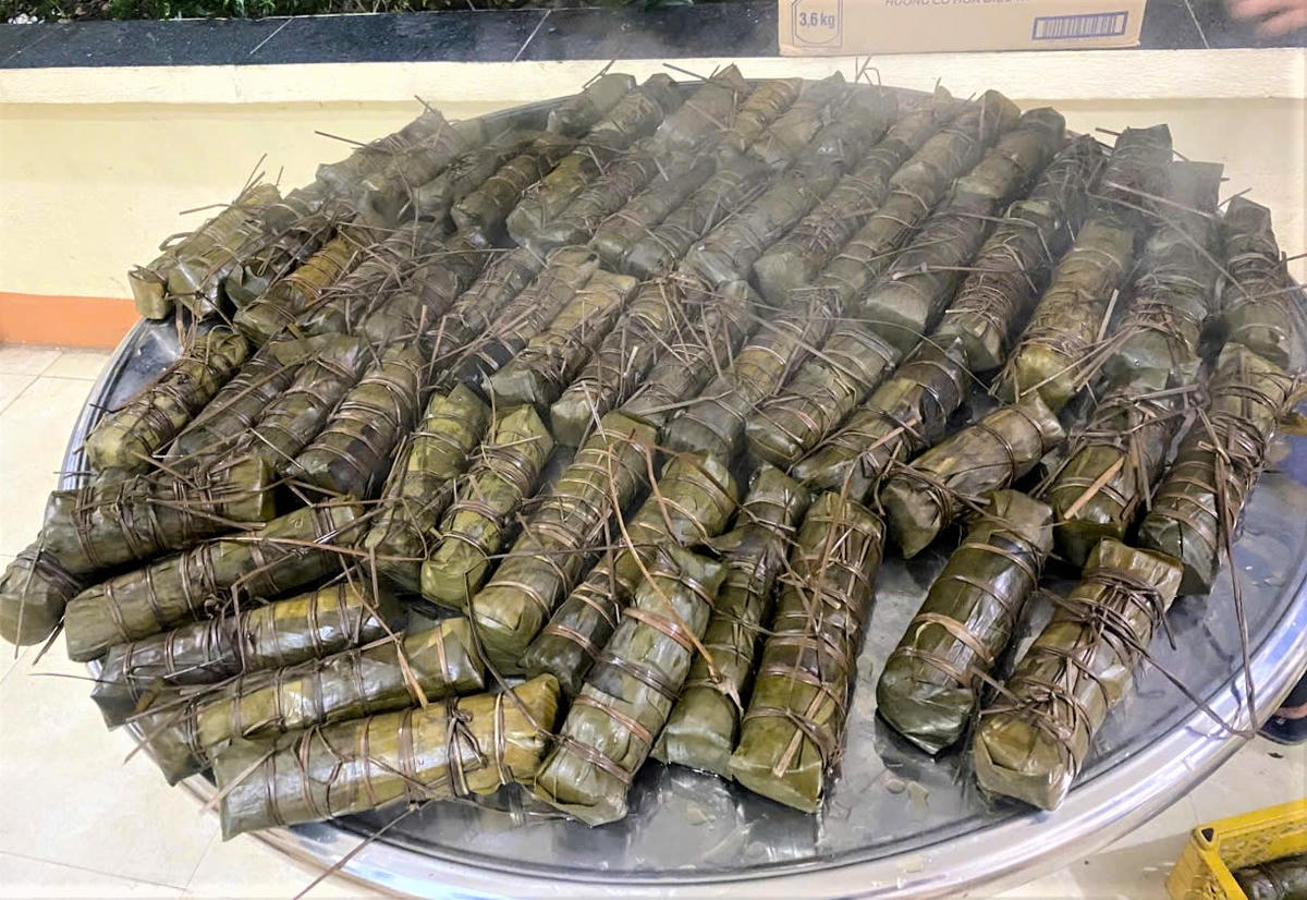 Những đòn bánh tét được sẽ gửi ra tặng người dân phía Bắc thiệt hại sau đợt mưa lũ vừa qua. Ảnh: Nguyễn Tín.