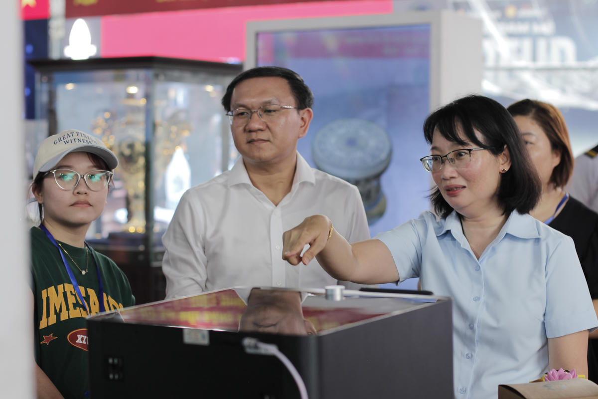 Phó chủ tịch UBND TP Hồ Chí Minh Trần Thị Diệu Thúy và Giám đốc Sở Khoa học và Công nghệ thành phố Lâm Đình Thắng kiểm tra công tác chuẩn bị triển lãm. Ảnh: BTC.