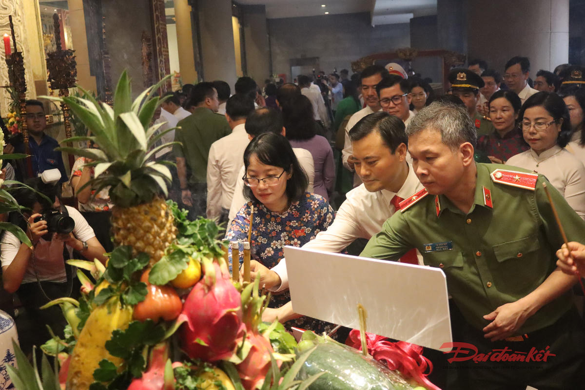 Đoàn đại biểu TP Hồ Chí Minh vào dâng hương tại&nbsp;Đền tưởng niệm các Vua Hùng  thuộc Công viên Lịch sử - Văn hóa Dân tộc. Ảnh: Hồng Phúc.