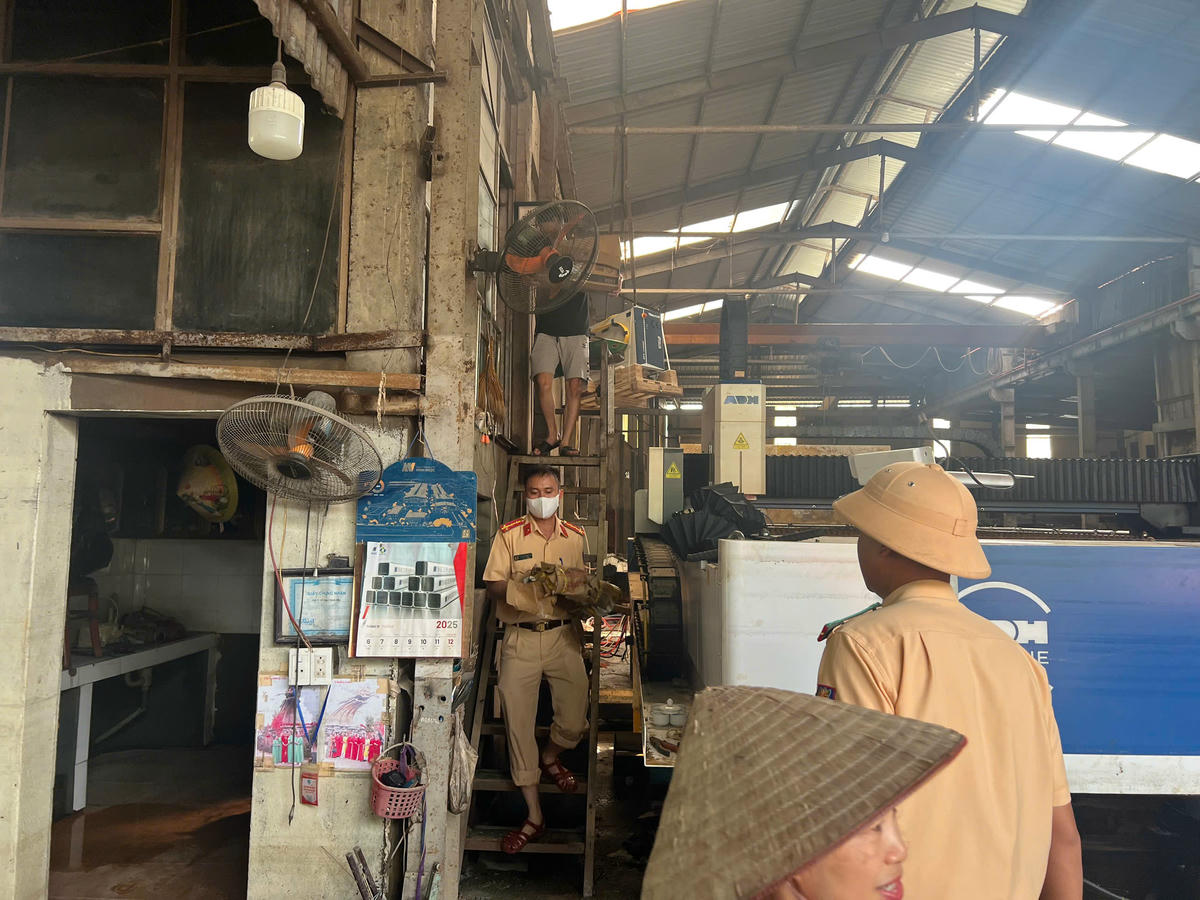 CSGT hỗ trợ người dân di dời, những vật dụng trong nhà bị hư hỏng vì ngập nước.