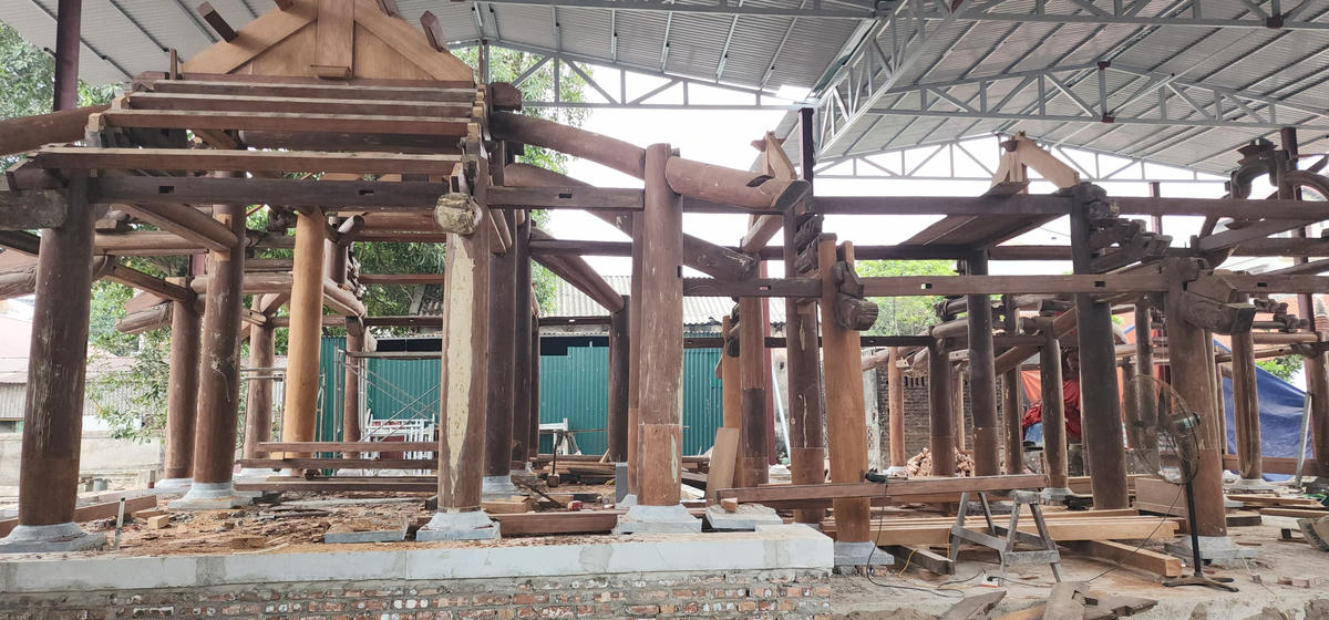 Hàng chục cột gỗ lớn với những vết vá ngang, dọc… nhưng vẫn được đưa vào sử dụng. 	ẢNH: K.H