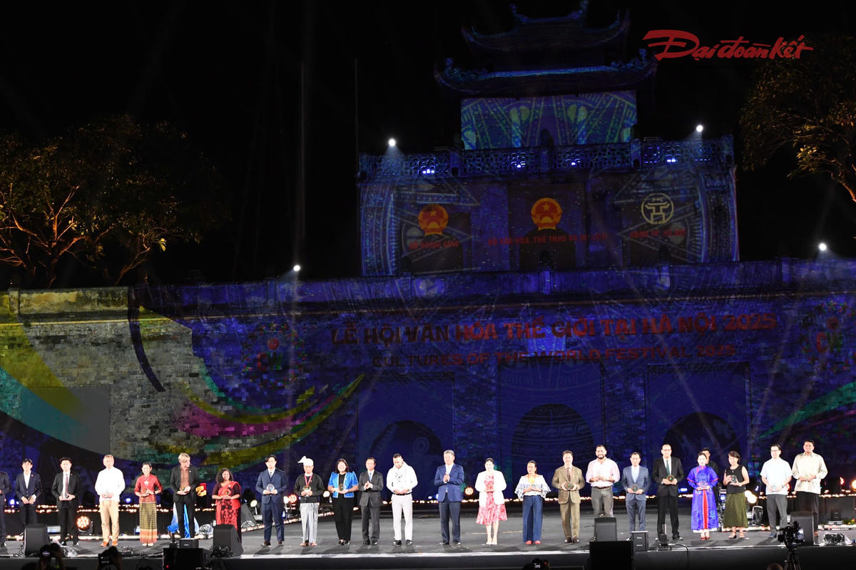 Thứ trưởng Thường trực Bộ VHTT&DL Lê Hải Bình và Phó Chủ tịch UBND TP Hà Nội Nguyễn Mạnh Quyền tặng quà lưu niệm cho đại sứ quán các nước tham gia lễ hội. Ảnh: Phạm Sỹ.