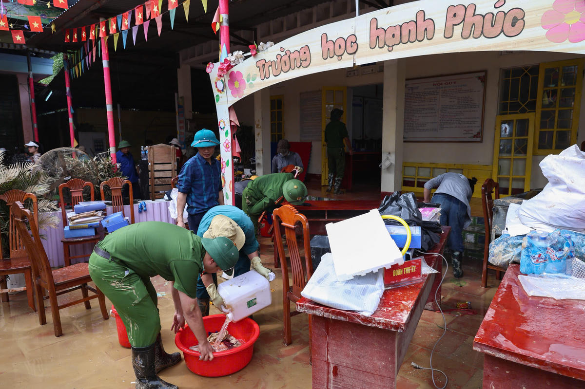 Lực lượng chức năng tham gia dọn dẹp tại các trường học trên địa bàn tỉnh Thái Nguyên. Ảnh: Quang Vinh.