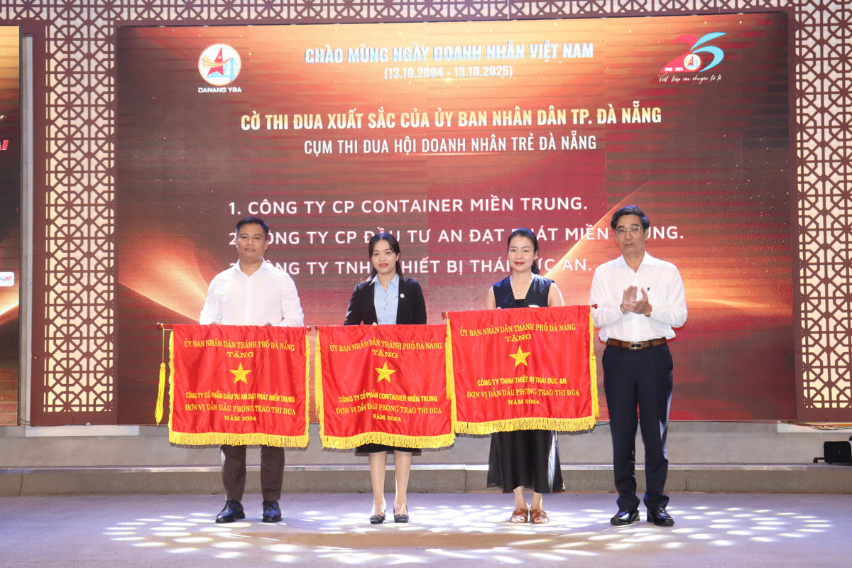 Ông Trần Chí Cường, Phó Chủ tịch UBND TP Đà Nẵng trao cờ thi đua của UBND thành phố cho Công ty CP Container Miền Trung, Công ty CP Đầu tư An Đạt Phát Miền Trung, Công ty TNHH Thiết Bị Thái Đức An đa·hoàn thành xuất sắc nhiệm vụ, dẫn đầu phong trào thi đua của Cụm thi đua các doanh nghiệp thuộc Hội Doanh nhân trẻ năm 2024. Ảnh: Nguyễn Tú.