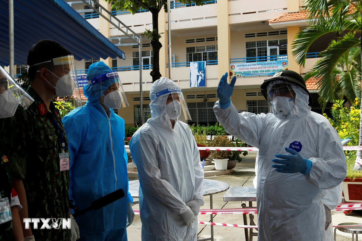  Thủ tướng Phạm Minh Chính chỉ đạo công tác phòng, chống COVID-19. (Ảnh: TTXVN) 