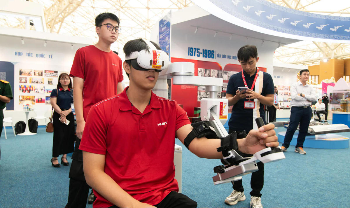 Sinh viên ĐH Bách khoa Hà Nội bên những công trình nghiên cứu. Ảnh: NTCC